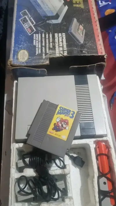 Consola Nintendo NES con accesorios y juego - miniatura 2