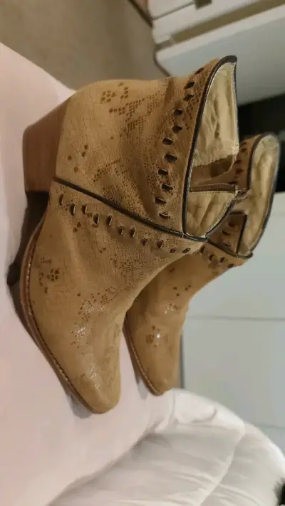 Botines de cuero beige con tacón y diseño calado - miniatura 1