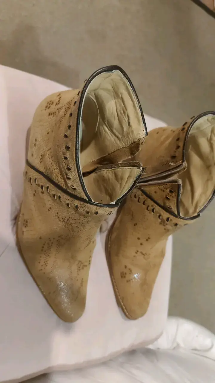 Botines de cuero beige con tacón y diseño calado - 2