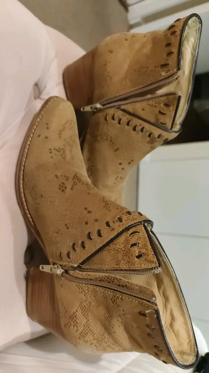 Botines de cuero beige con tacón y diseño calado - 3
