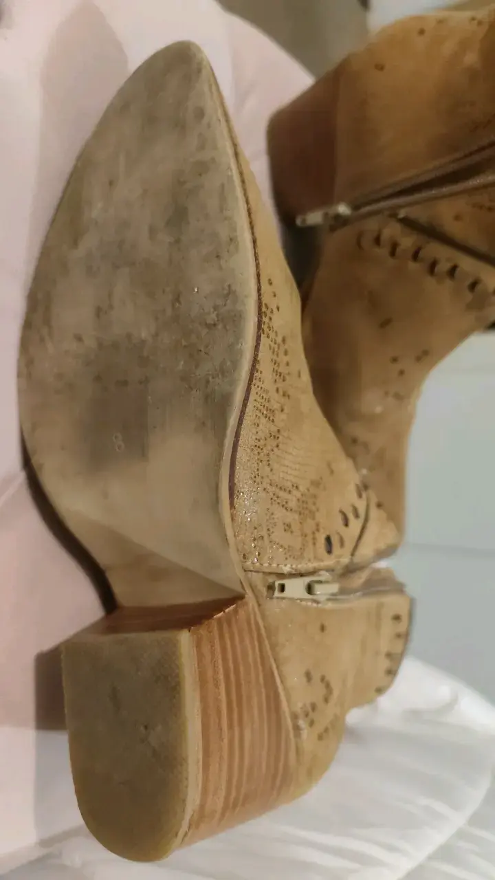 Botines de cuero beige con tacón y diseño calado - 4