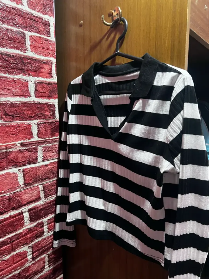Polera de rayas blanco y negro con cuello