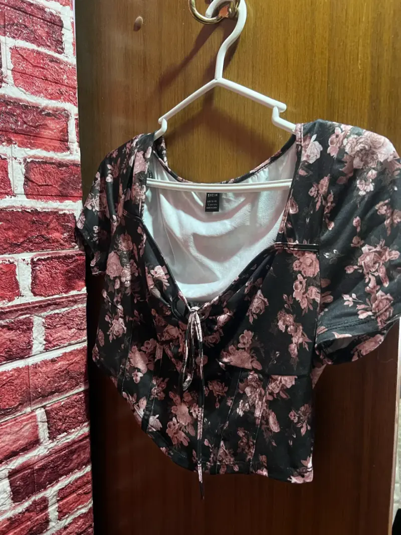 Blusa floral negra Shein con lazo