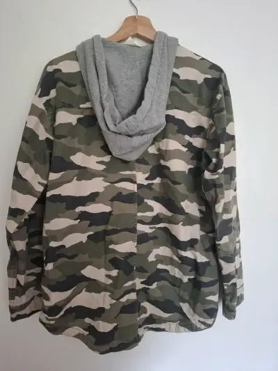 Chaqueta camuflada con capucha para hombre - miniatura 4