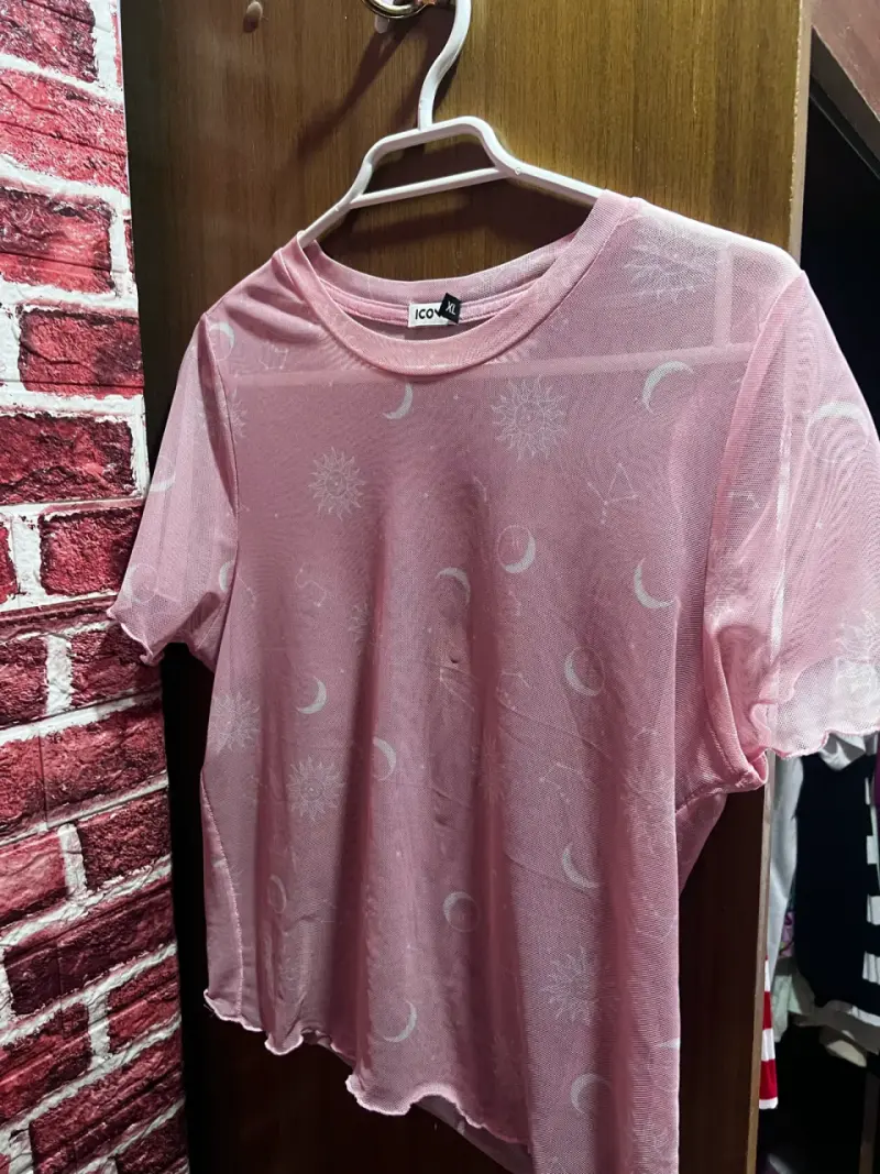 Polera transparente rosa con estampado de lunas