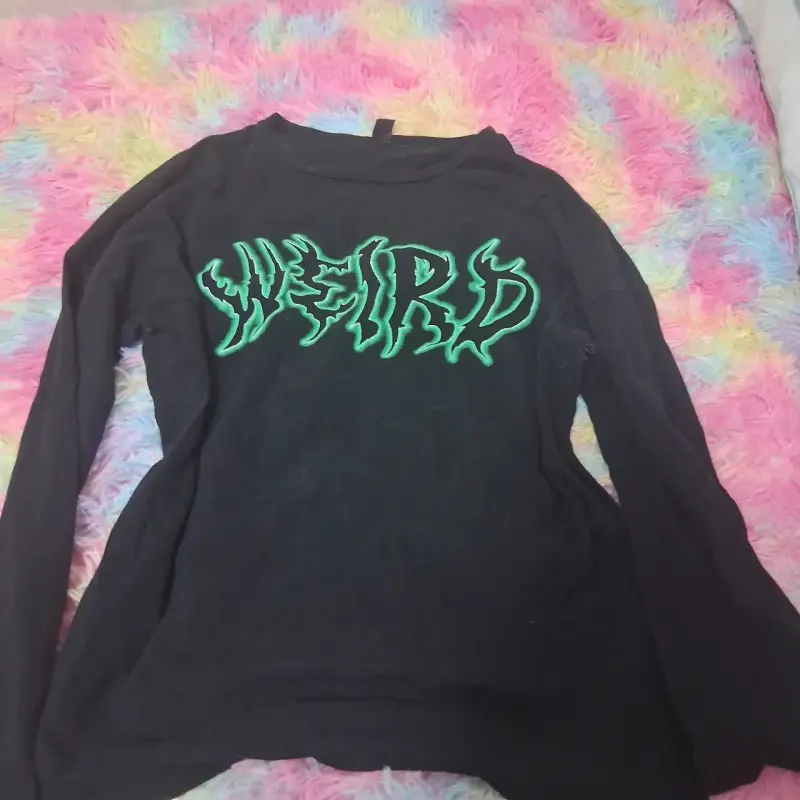 Polera negra con diseño 'Weird'