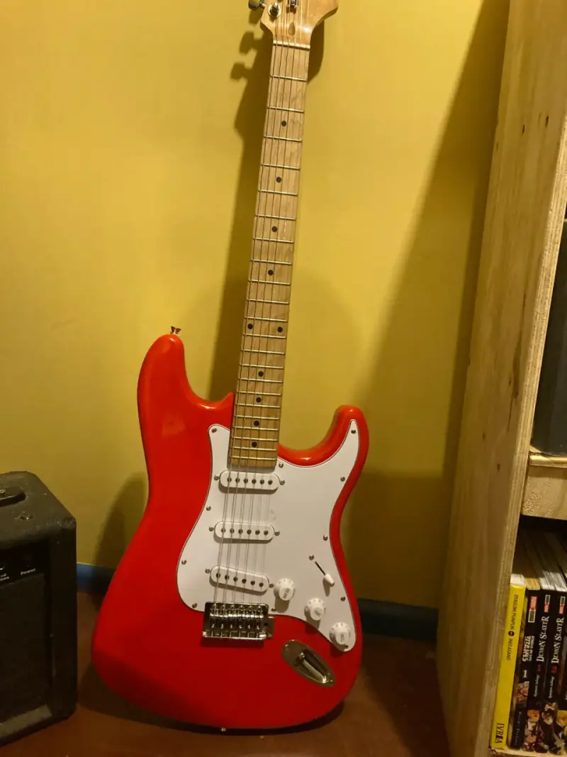 Guitarra eléctrica Freeman roja con amplificador - 2
