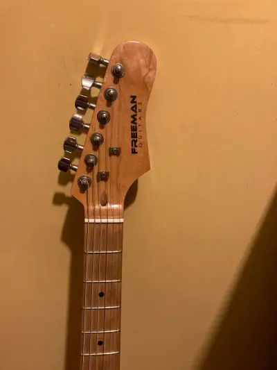 Guitarra eléctrica Freeman roja con amplificador - miniatura 3