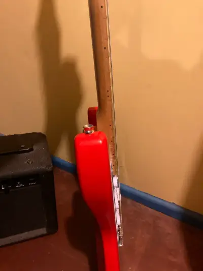 Guitarra eléctrica Freeman roja con amplificador - miniatura 4