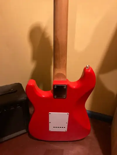 Guitarra eléctrica Freeman roja con amplificador - miniatura 5