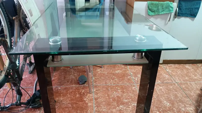 Mesa de vidrio moderna para comedor - 1