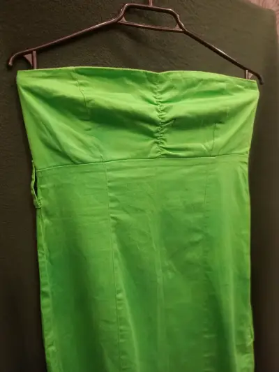 Vestido verde strapless para mujer - miniatura 2