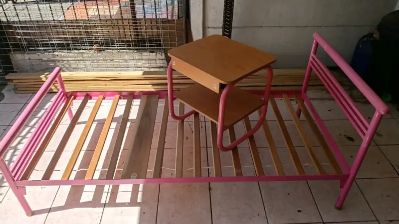 Cama individual de metal rosa con velador