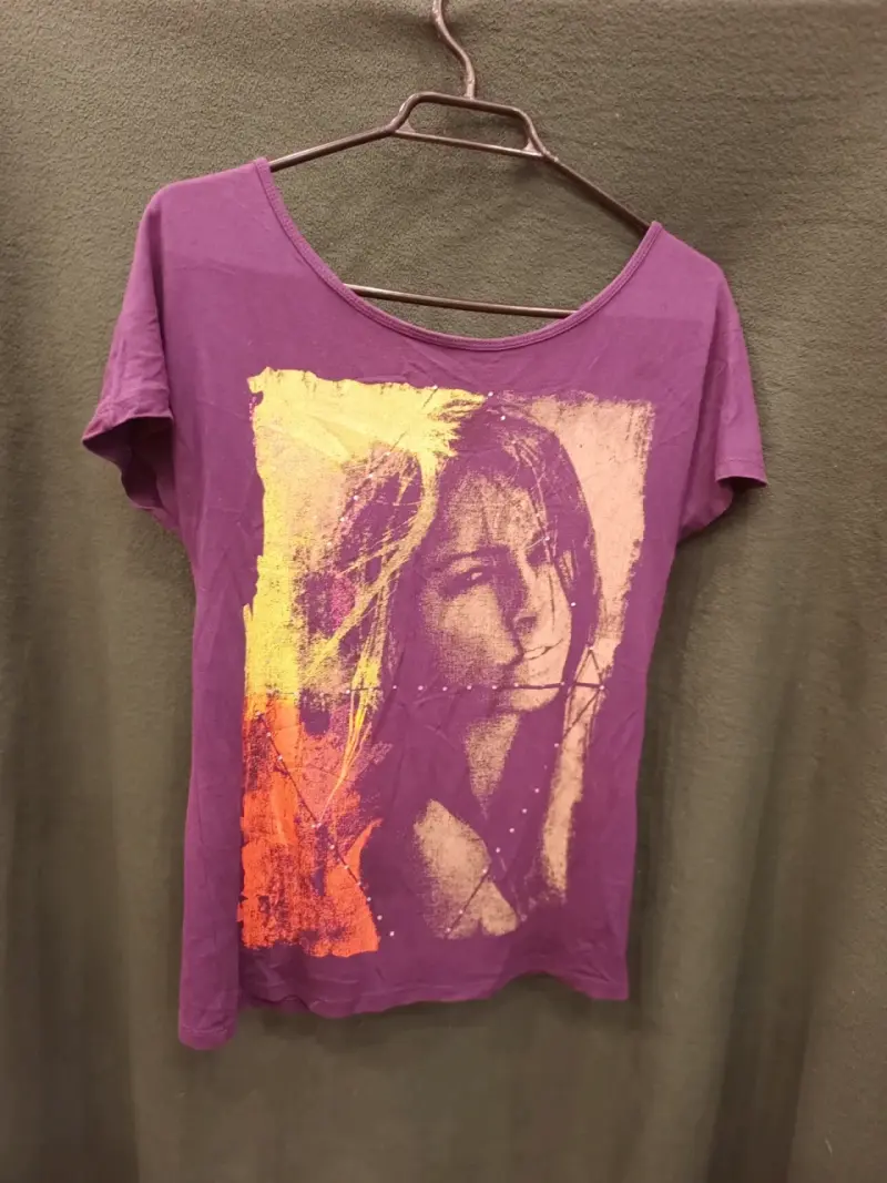 Polera Morada con Estampado de Mujer - 1