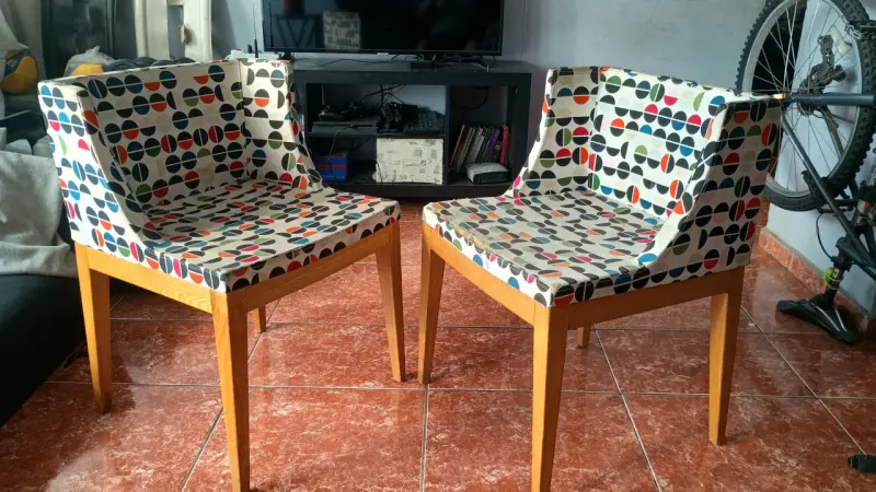 Sillas de madera con diseño geométrico