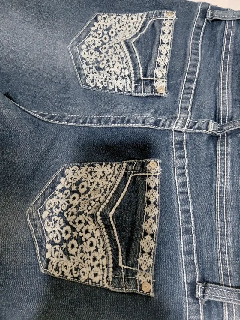 Jeans acampanados Harper & Ivy con encaje - 4