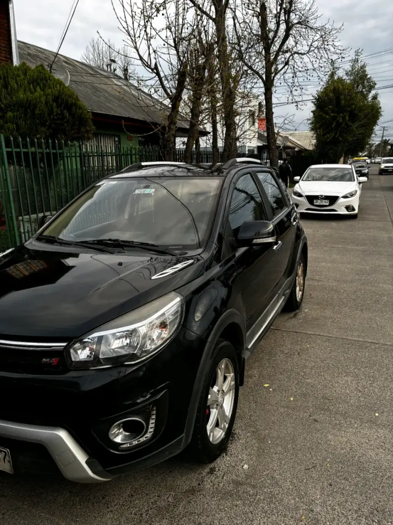 SUV negro en buen estado - 2