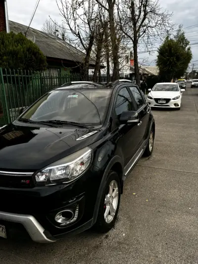 SUV negro en buen estado - miniatura 2