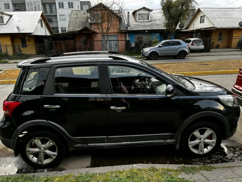 SUV negro en buen estado - 3