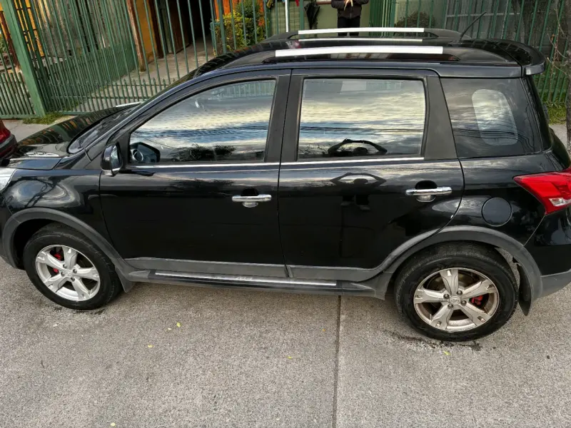 SUV negro en buen estado - 4