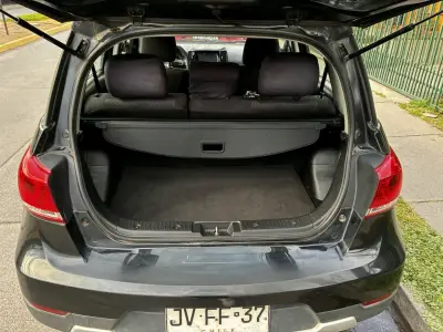 SUV negro en buen estado - miniatura 5
