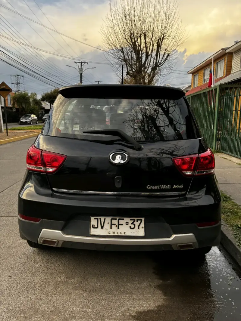SUV negro en buen estado - 8