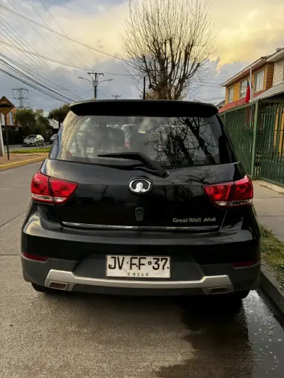 SUV negro en buen estado - miniatura 8