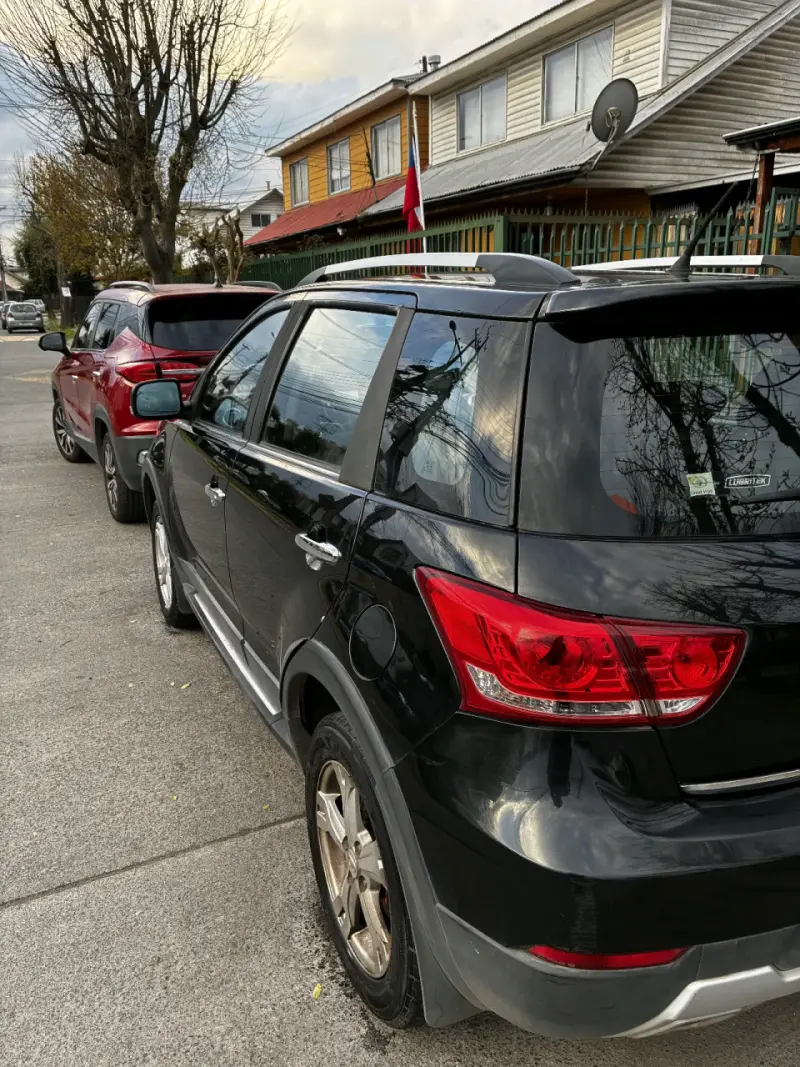 SUV negro en buen estado - 9