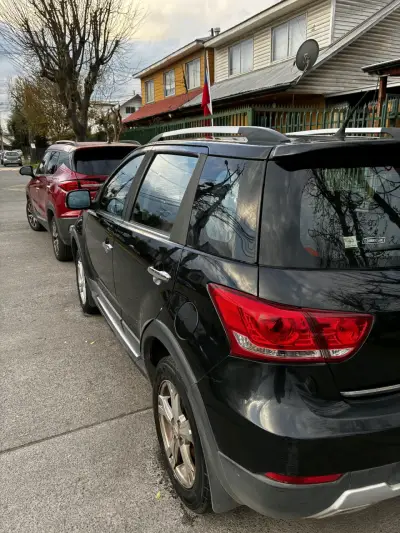 SUV negro en buen estado - miniatura 9