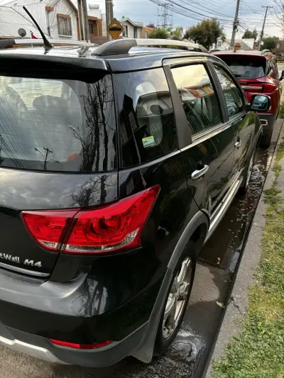SUV negro en buen estado - miniatura 10