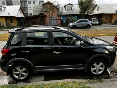 SUV negro en buen estado - miniatura 12