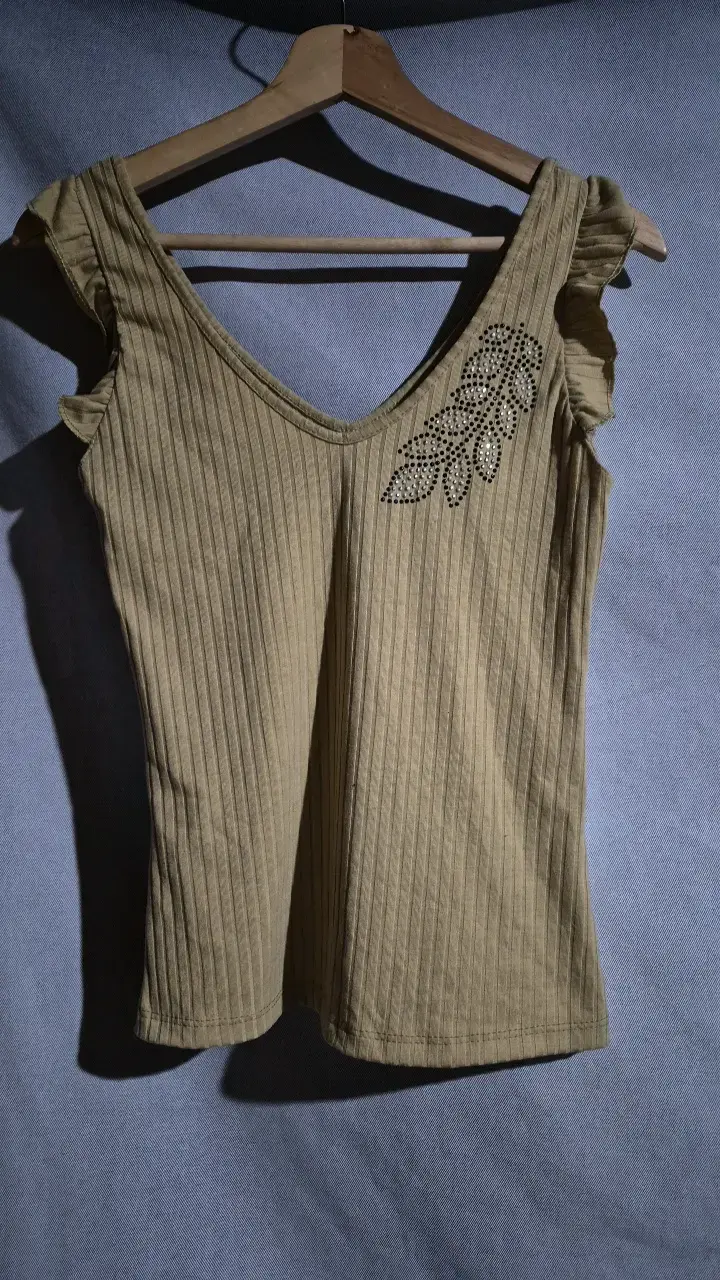 Polera sin mangas con diseño de hojas