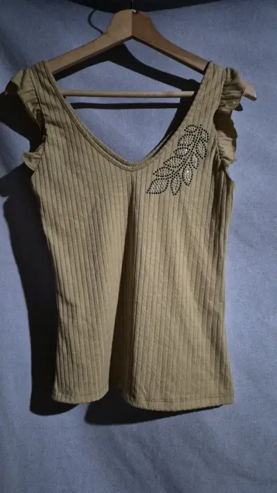 Polera sin mangas con diseño de hojas - miniatura 1