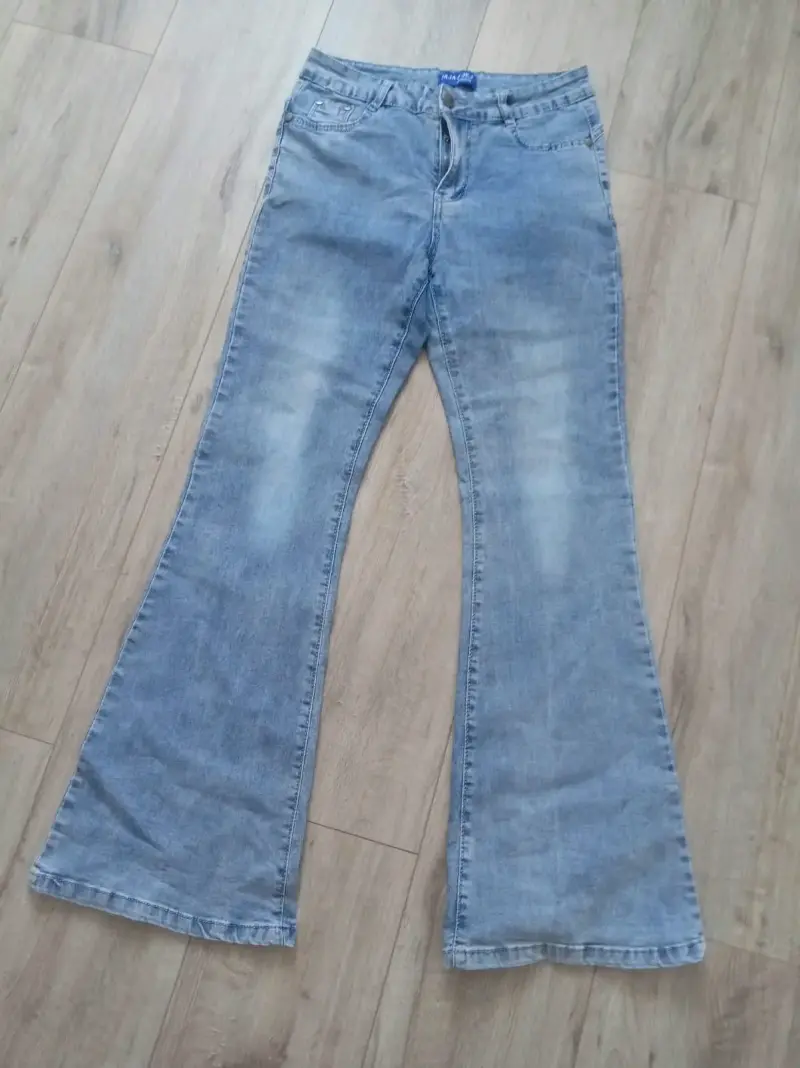 Jeans acampanados de mezclilla azul claro