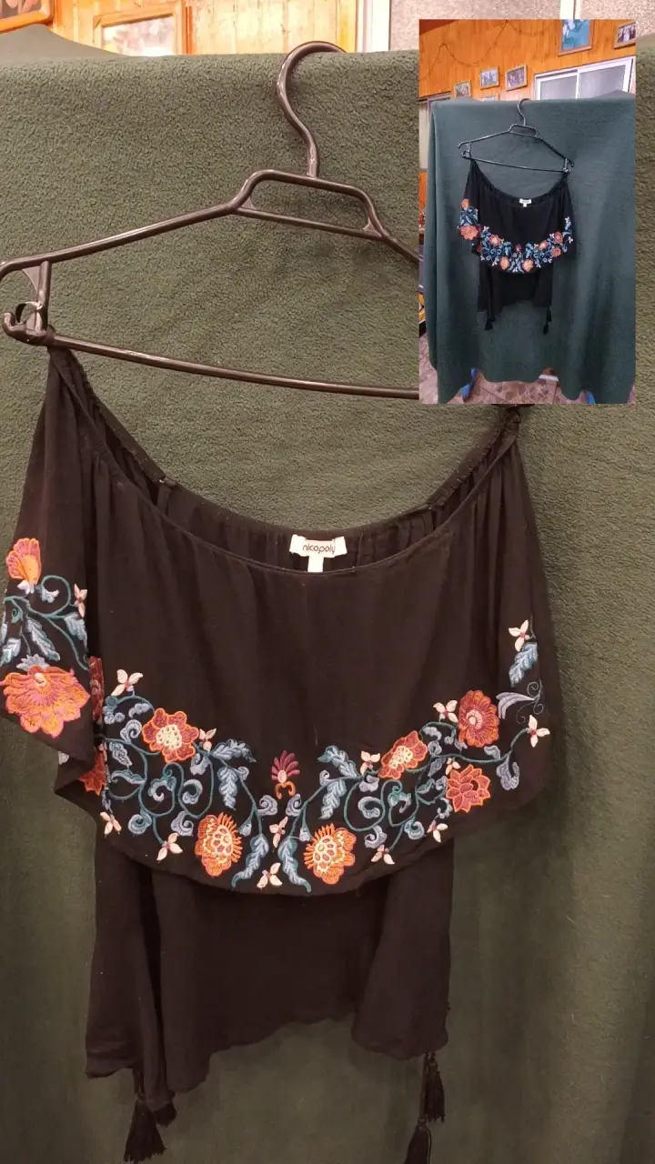 Blusa negra con bordado floral Nicopoly - 1