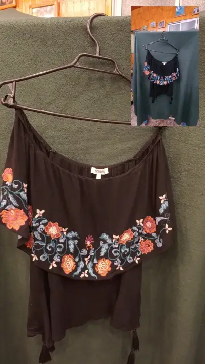 Blusa negra con bordado floral Nicopoly - miniatura 1
