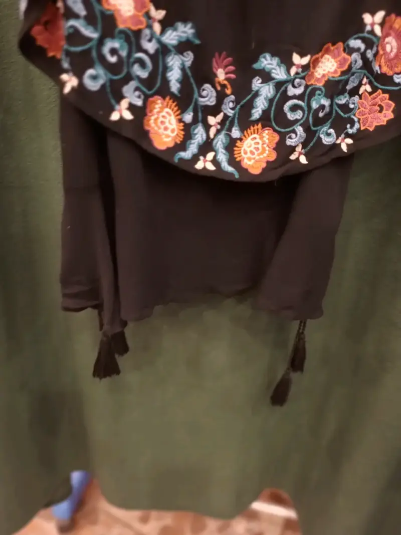 Blusa negra con bordado floral Nicopoly - 2