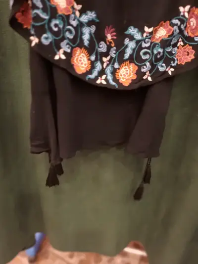 Blusa negra con bordado floral Nicopoly - miniatura 2