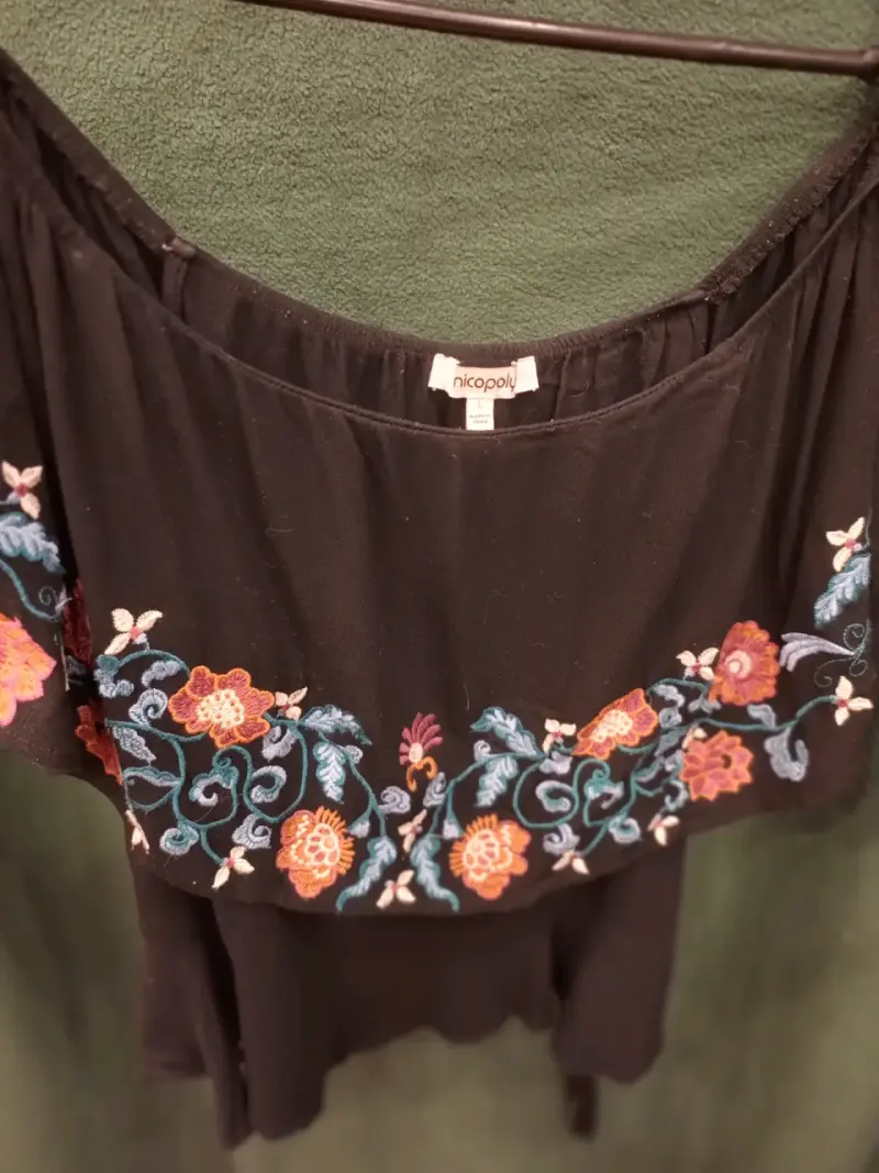 Blusa negra con bordado floral Nicopoly - 4