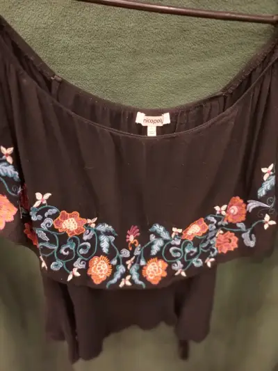 Blusa negra con bordado floral Nicopoly - miniatura 4