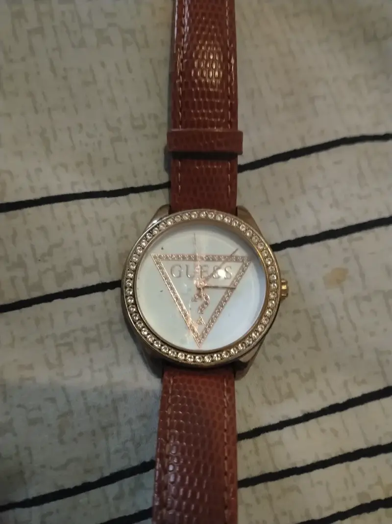 Reloj Guess para mujer con correa de cuero marrón - 1