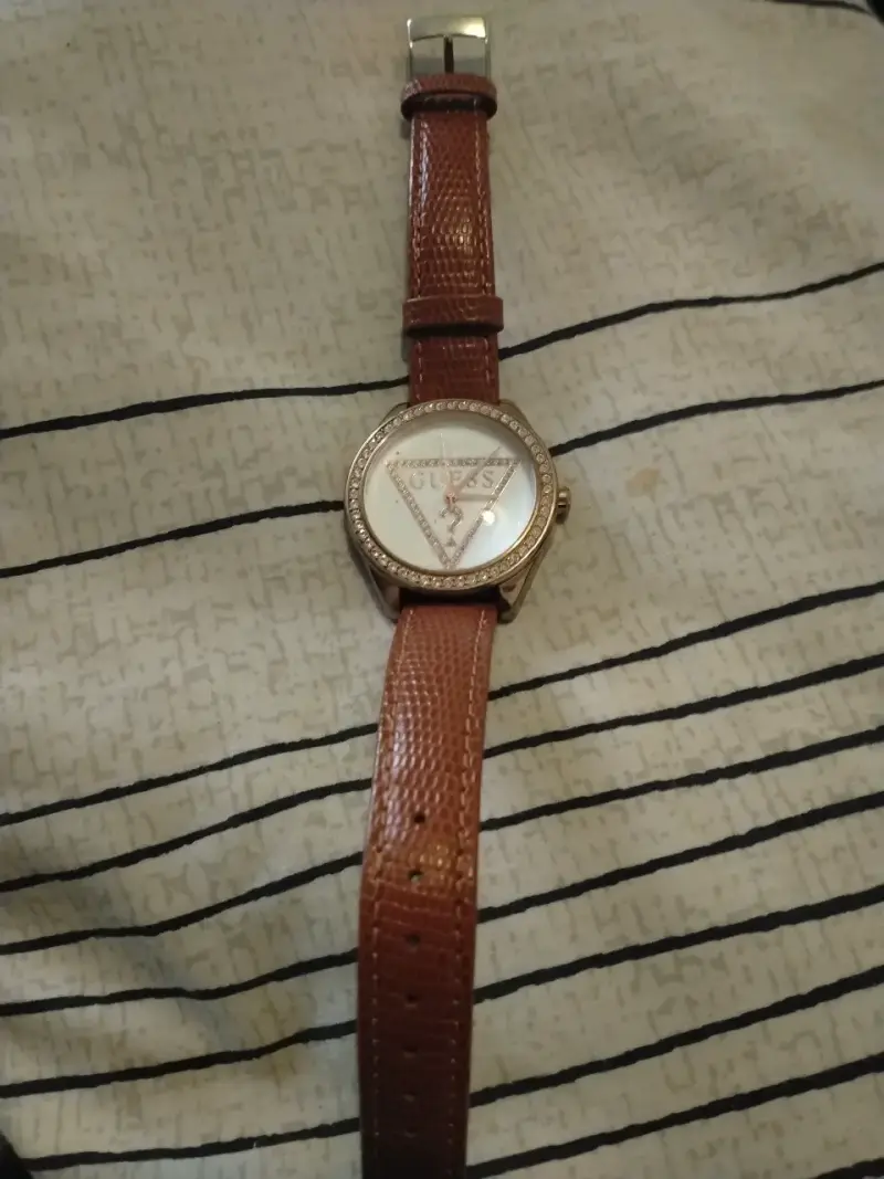 Reloj Guess para mujer con correa de cuero marrón - 2