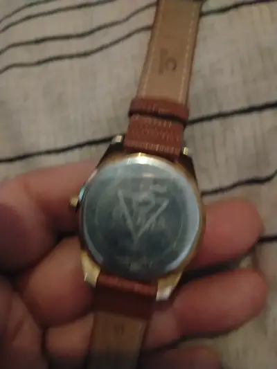 Reloj Guess para mujer con correa de cuero marrón - miniatura 4