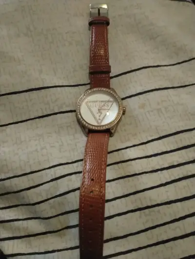 Reloj Guess para mujer con correa de cuero marrón - miniatura 5