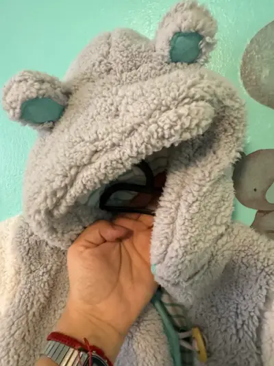 Enterito de bebé gris con capucha y orejas - miniatura 2