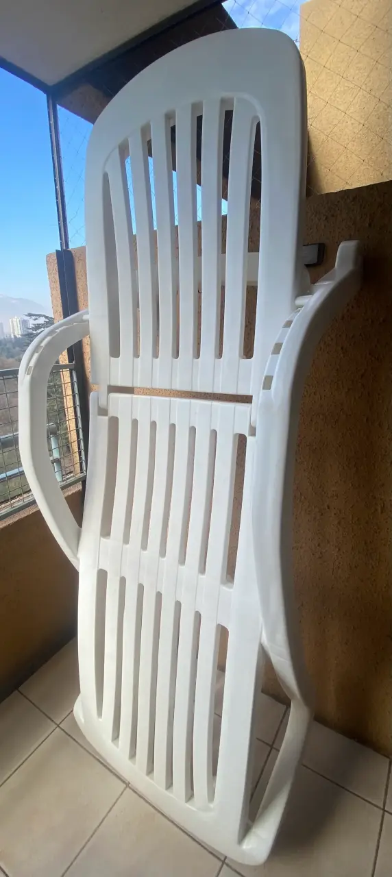 Reposera de plástico blanca para exterior - 1
