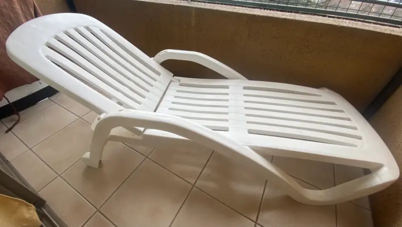 Reposera de plástico blanca para exterior - 2