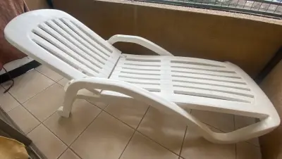 Reposera de plástico blanca para exterior - miniatura 2