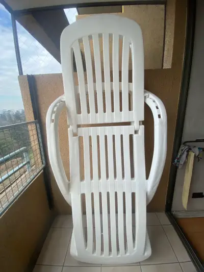 Reposera de plástico blanca para exterior - miniatura 4