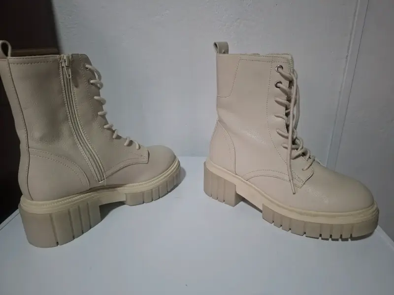 Botas beige con plataforma y cierre lateral - 1